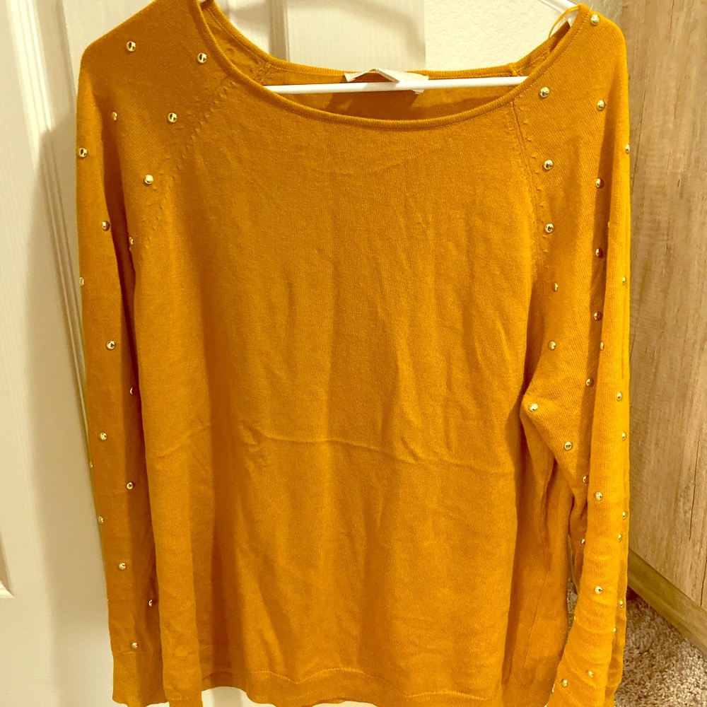 Women’s sweater styled top